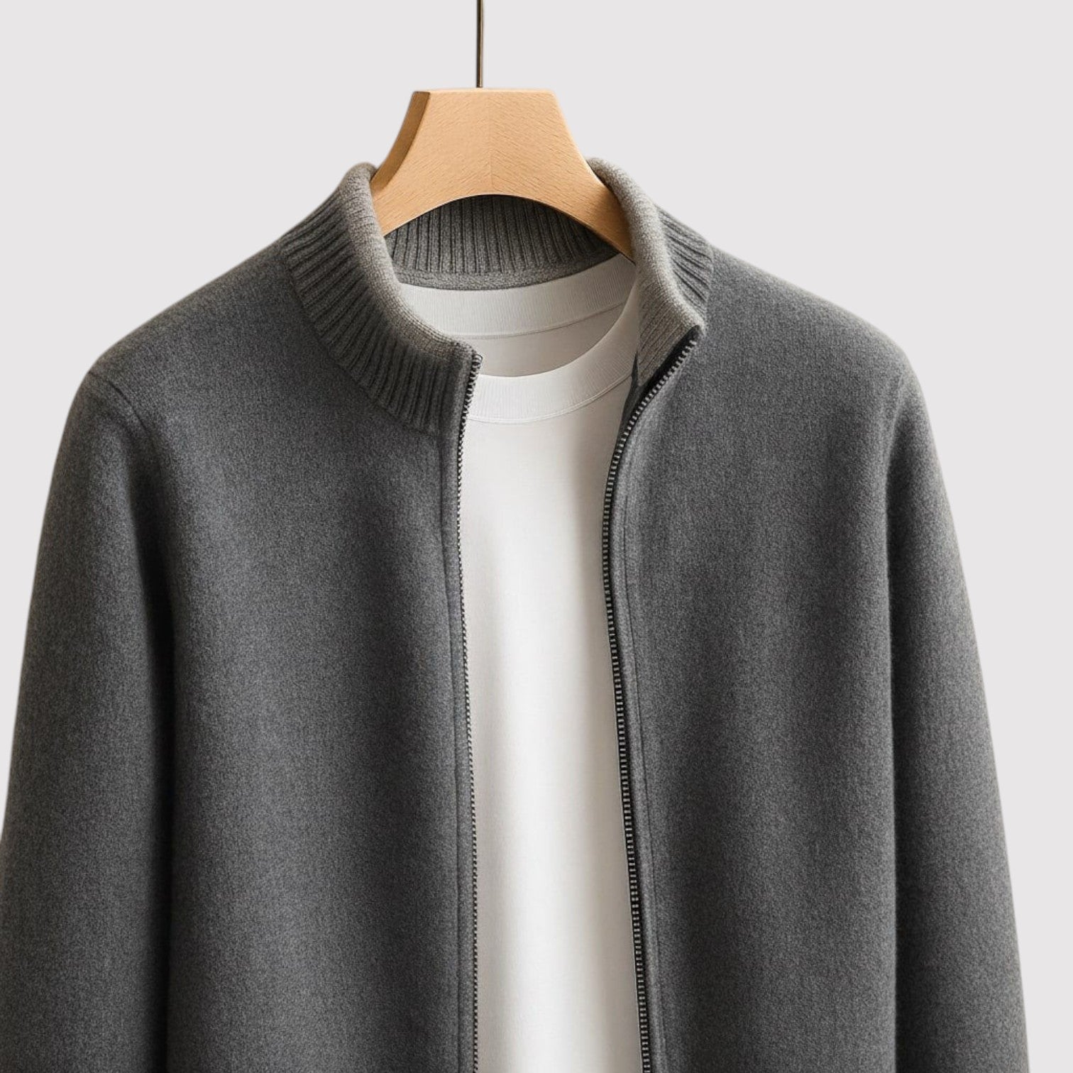 今村 | プレミアム快適なジップアップセーター