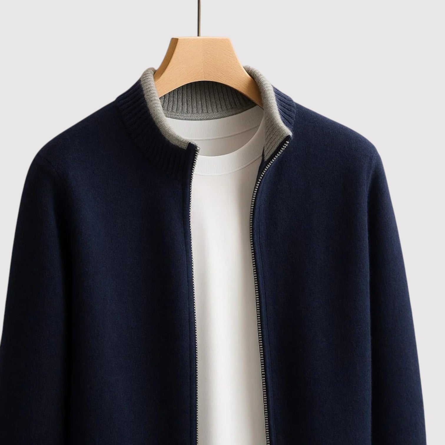 今村 | プレミアム快適なジップアップセーター
